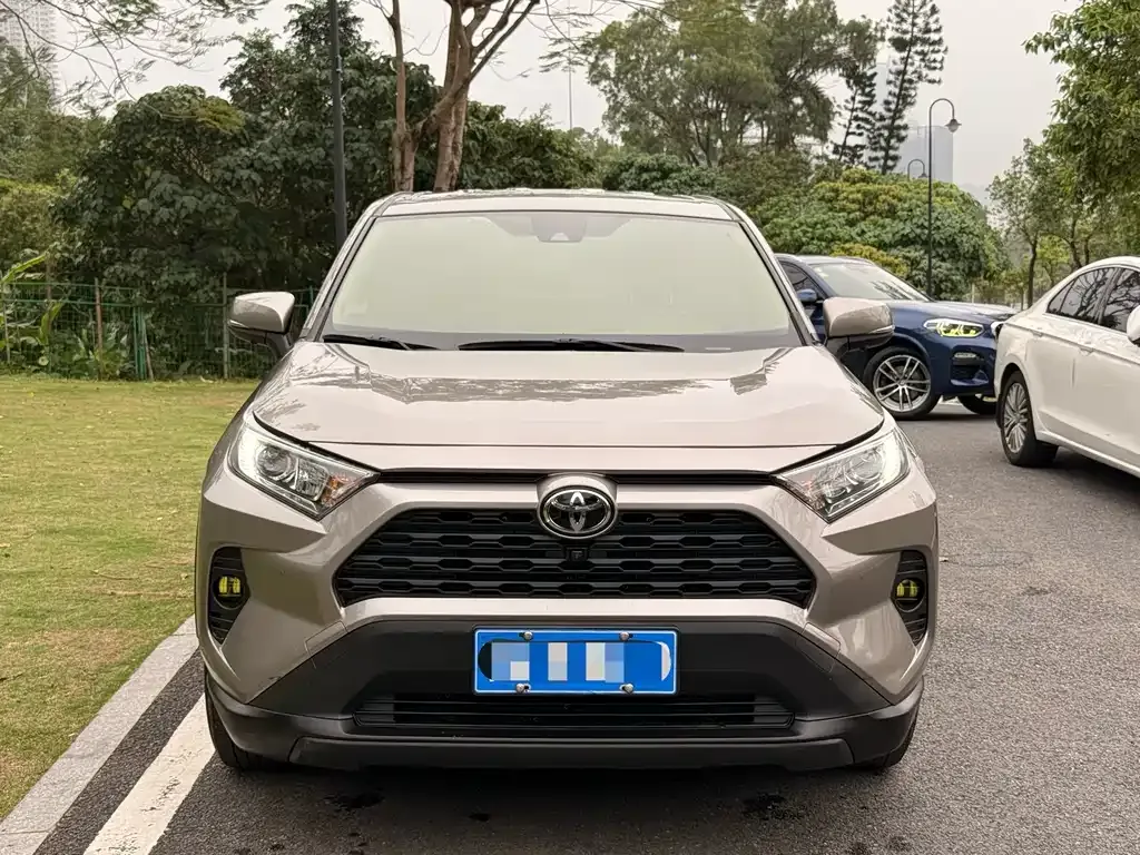 Toyota RAV4 — фото 8