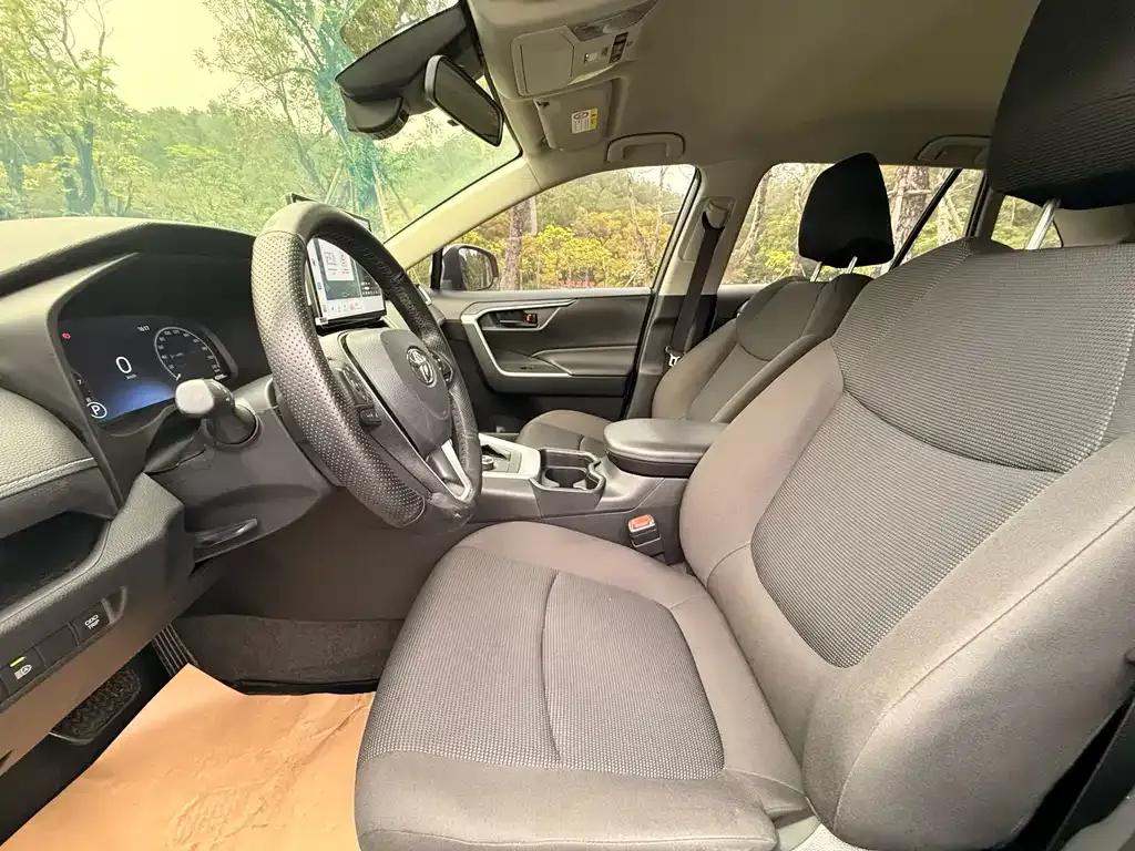 Toyota RAV4 — фото 2