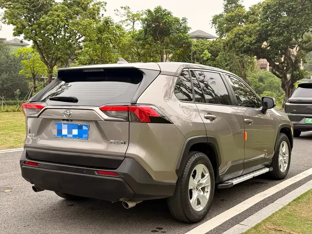 Toyota RAV4 — фото 9