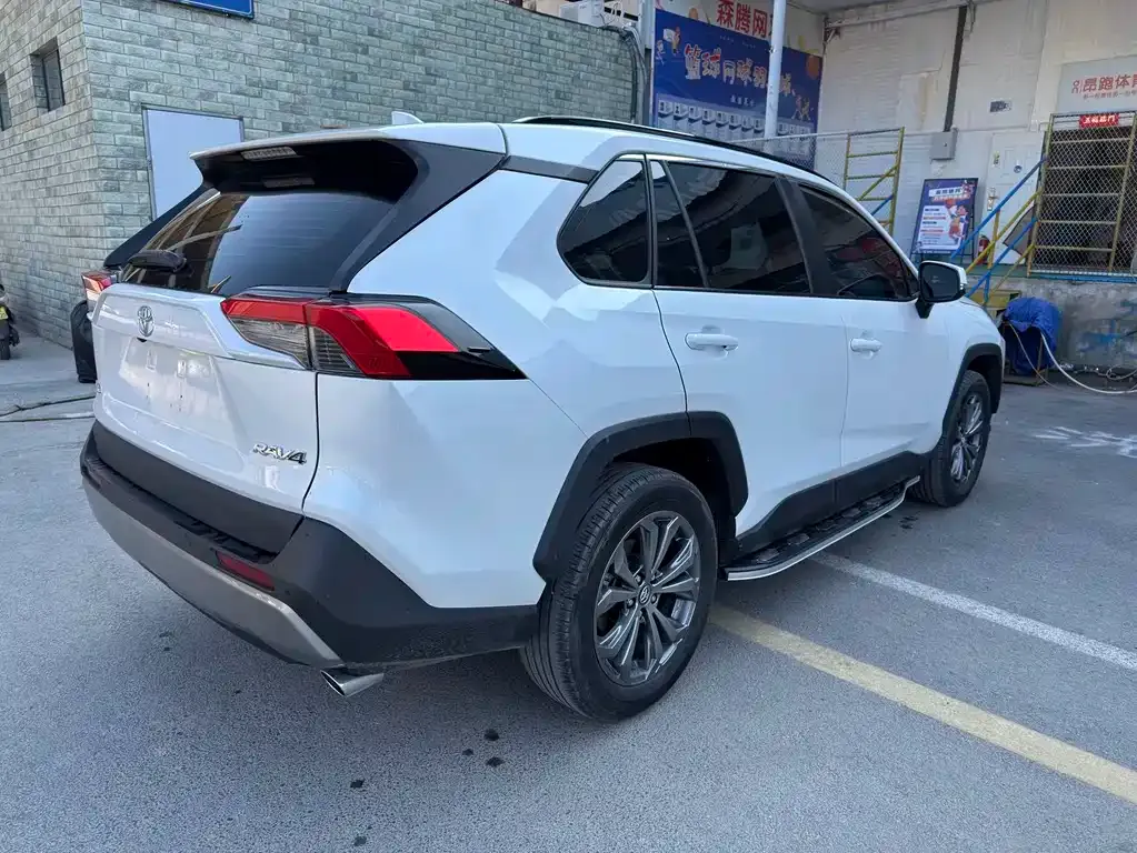 Toyota RAV4 — фото 9