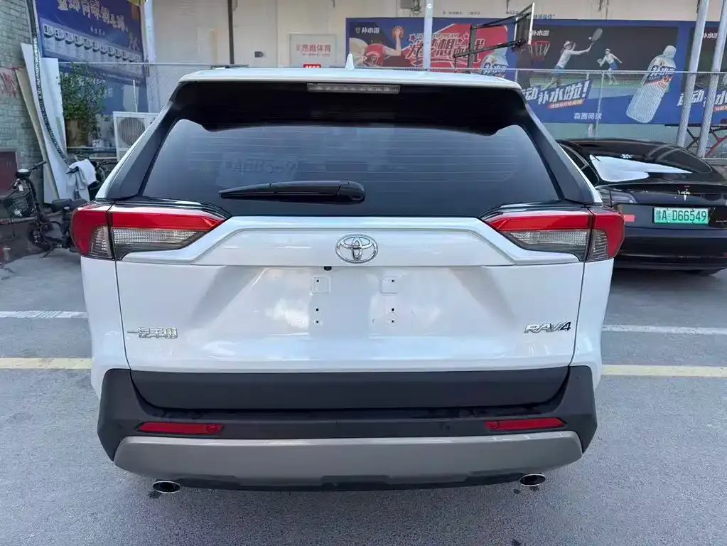 Toyota RAV4 — фото 5