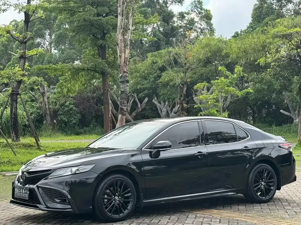 Toyota Camry — фото 1