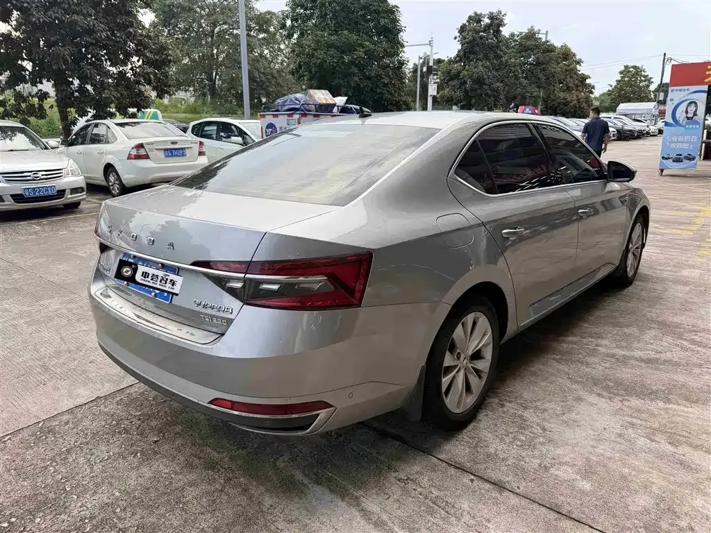Skoda Superb — фото 8
