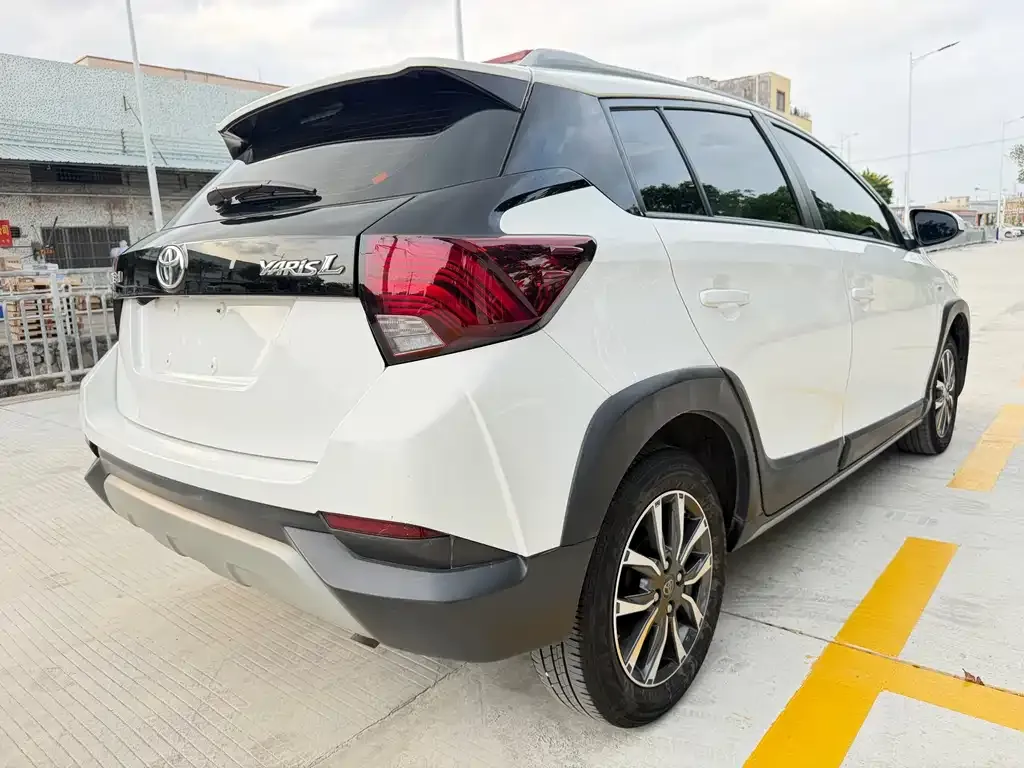 Toyota Yaris L — фото 3