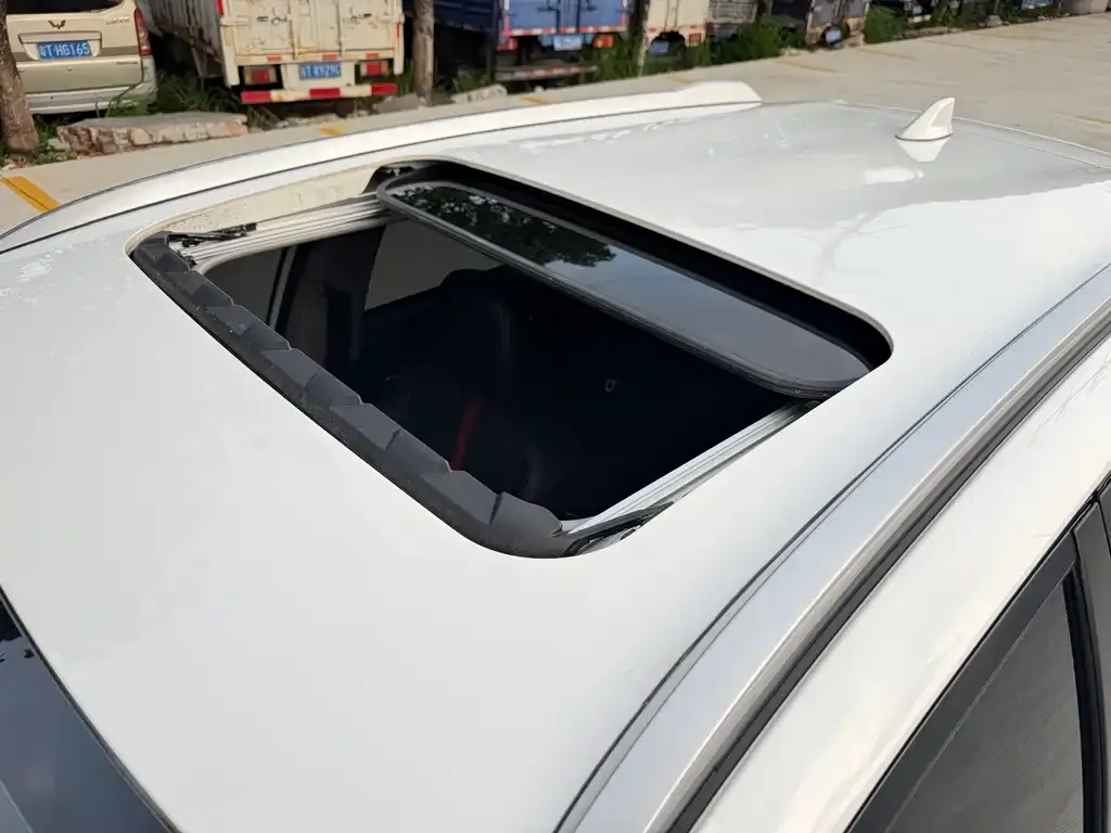 Toyota Yaris L — фото 2