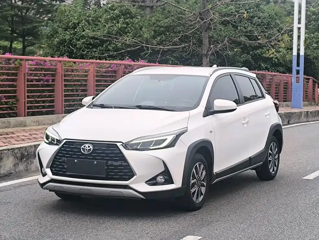 Toyota Yaris L — фото 1