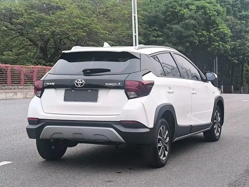 Toyota Yaris L — фото 9
