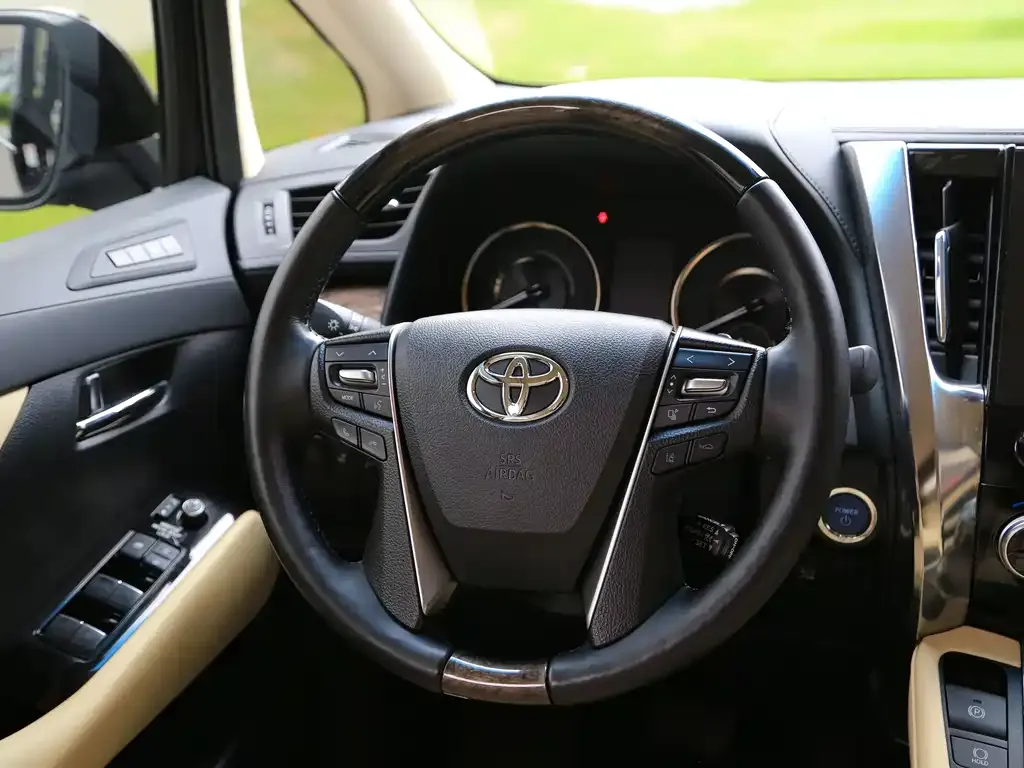 Toyota Vellfire — фото 8