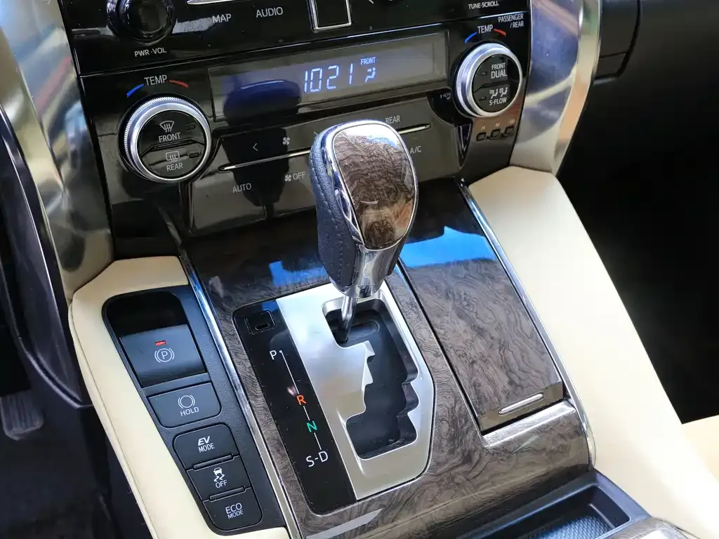 Toyota Vellfire — фото 10