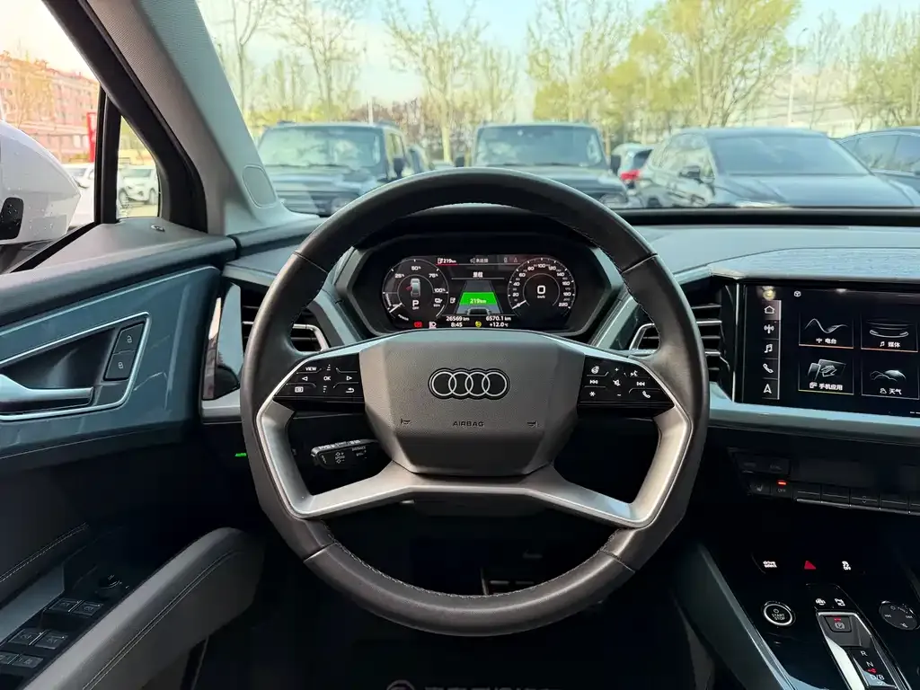 Audi Q5 e-tron — фото 10