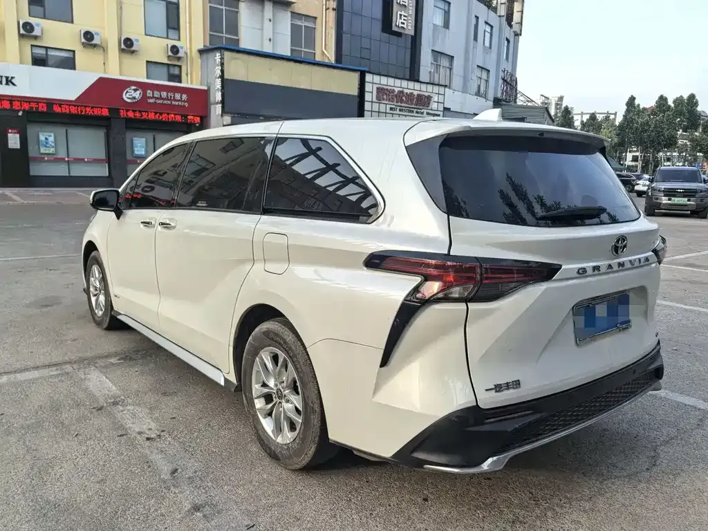 Toyota Granvia — фото 7