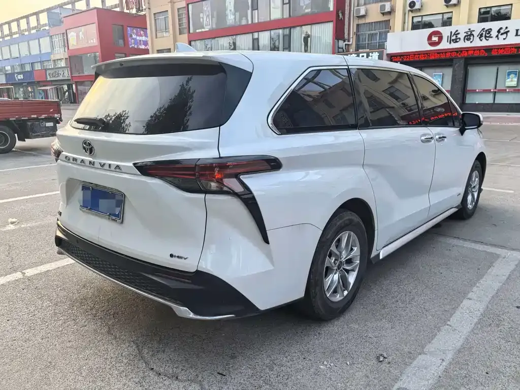 Toyota Granvia — фото 8