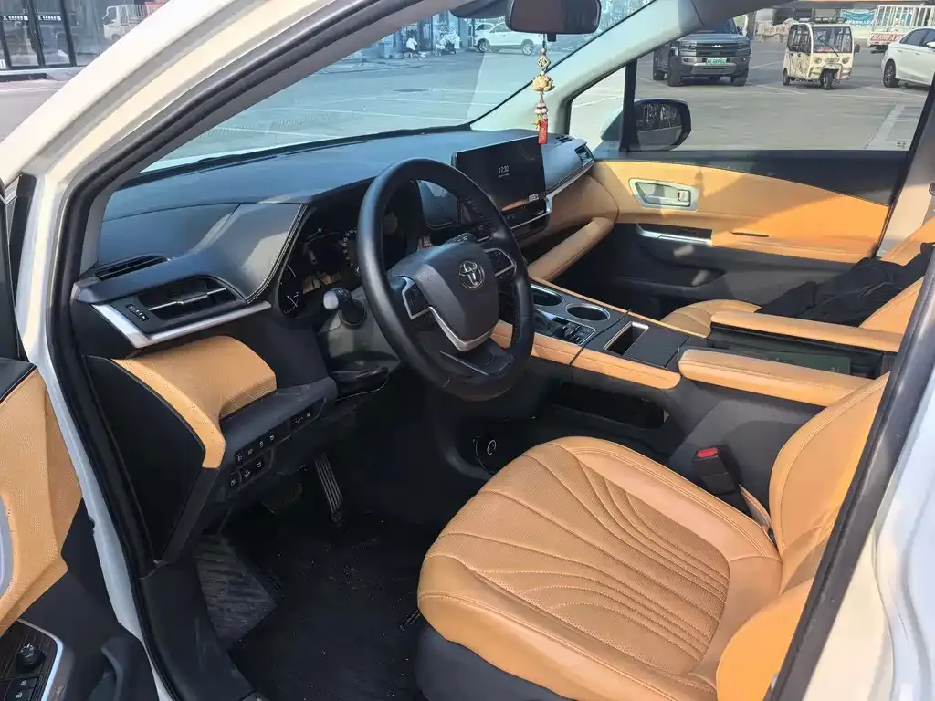 Toyota Granvia — фото 2