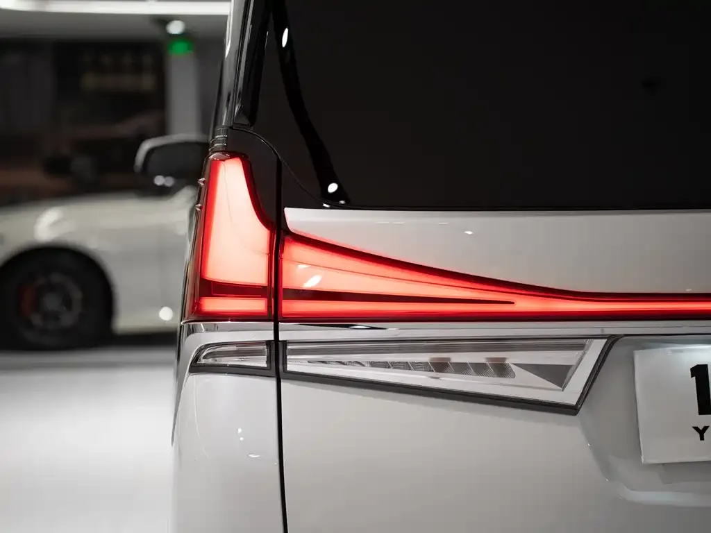 Lexus LM — фото 7