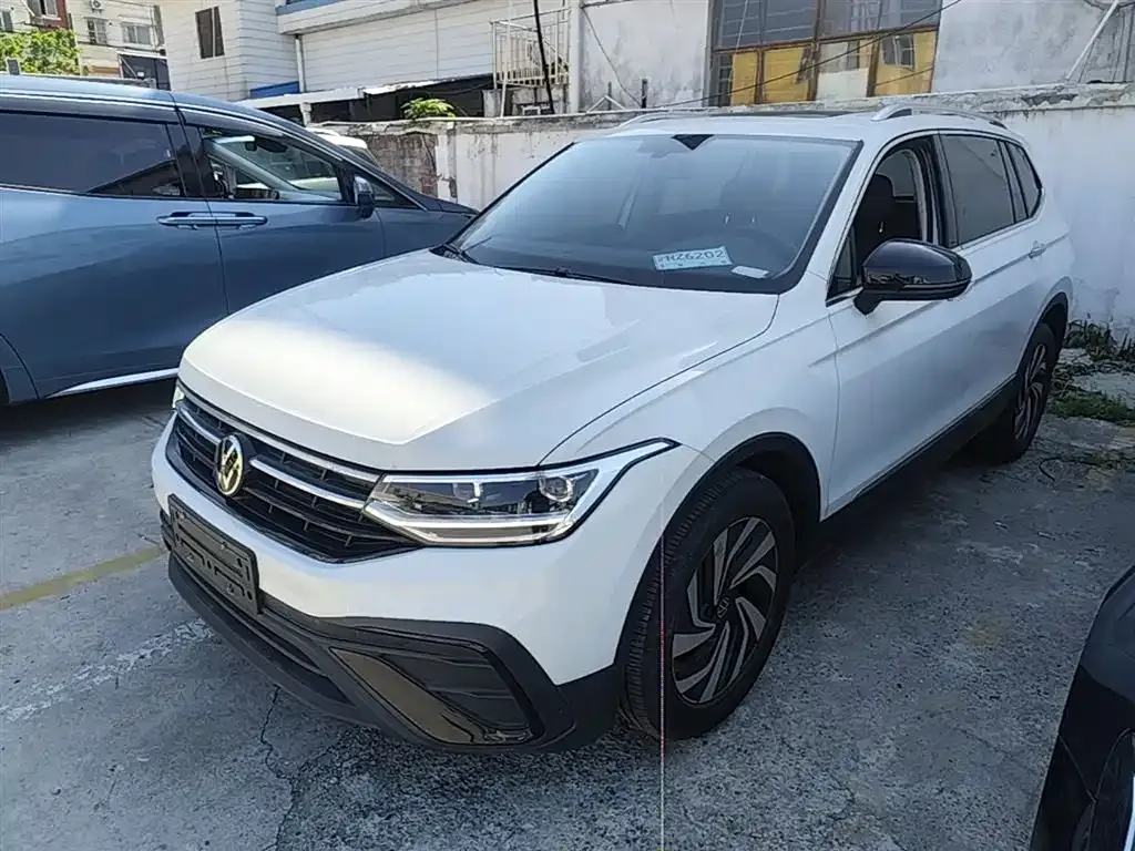 Volkswagen Tiguan L — фото 1