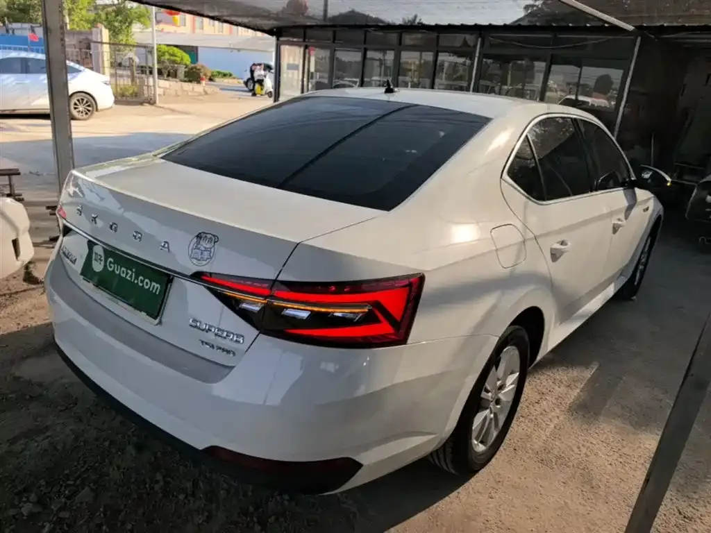 Skoda Superb — фото 8