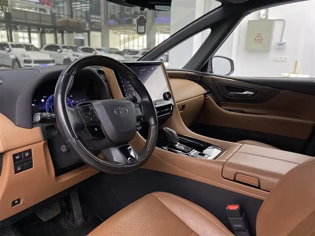 Toyota Alphard — фото 8