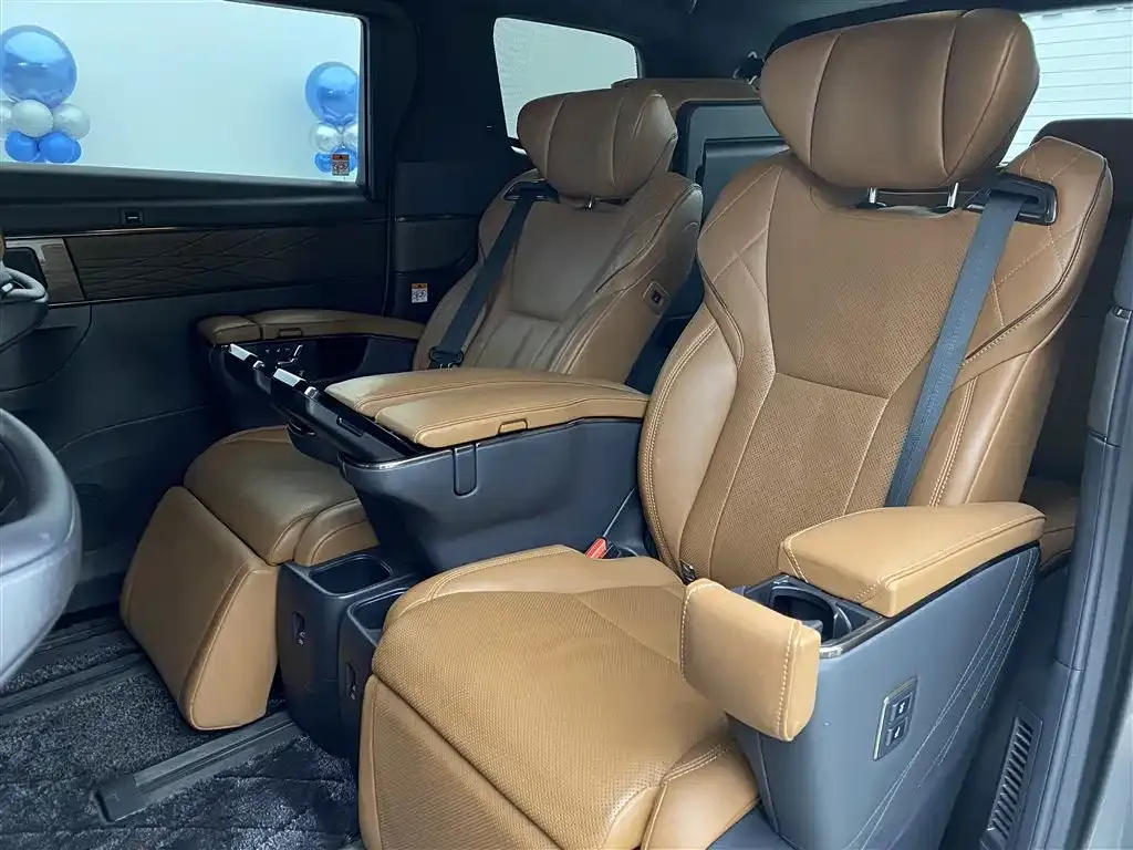Toyota Alphard — фото 10