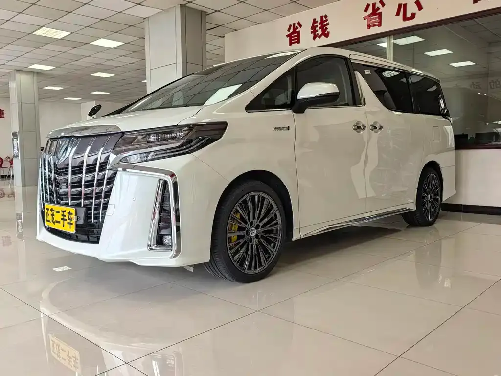 Toyota Alphard — фото 1