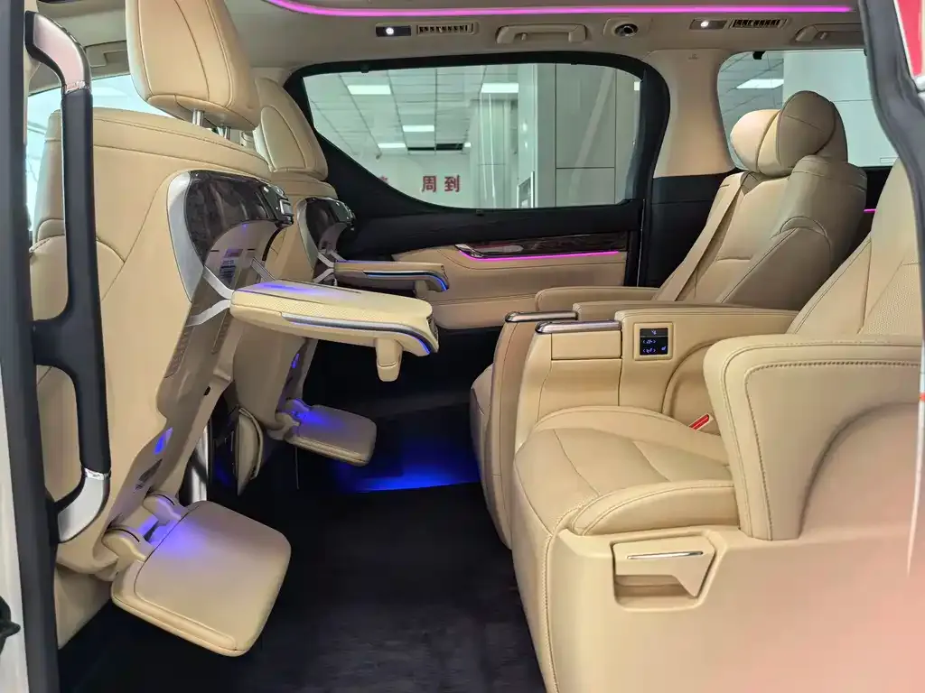 Toyota Alphard — фото 5