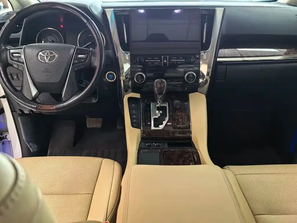 Toyota Alphard — фото 4