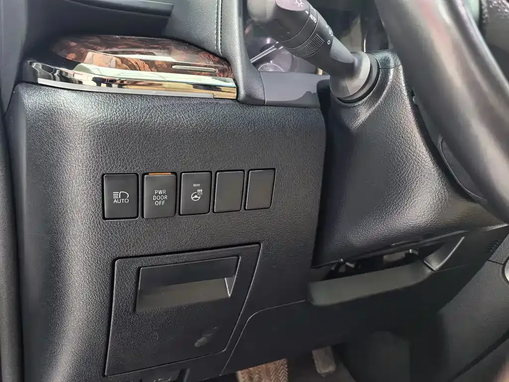 Toyota Alphard — фото 9