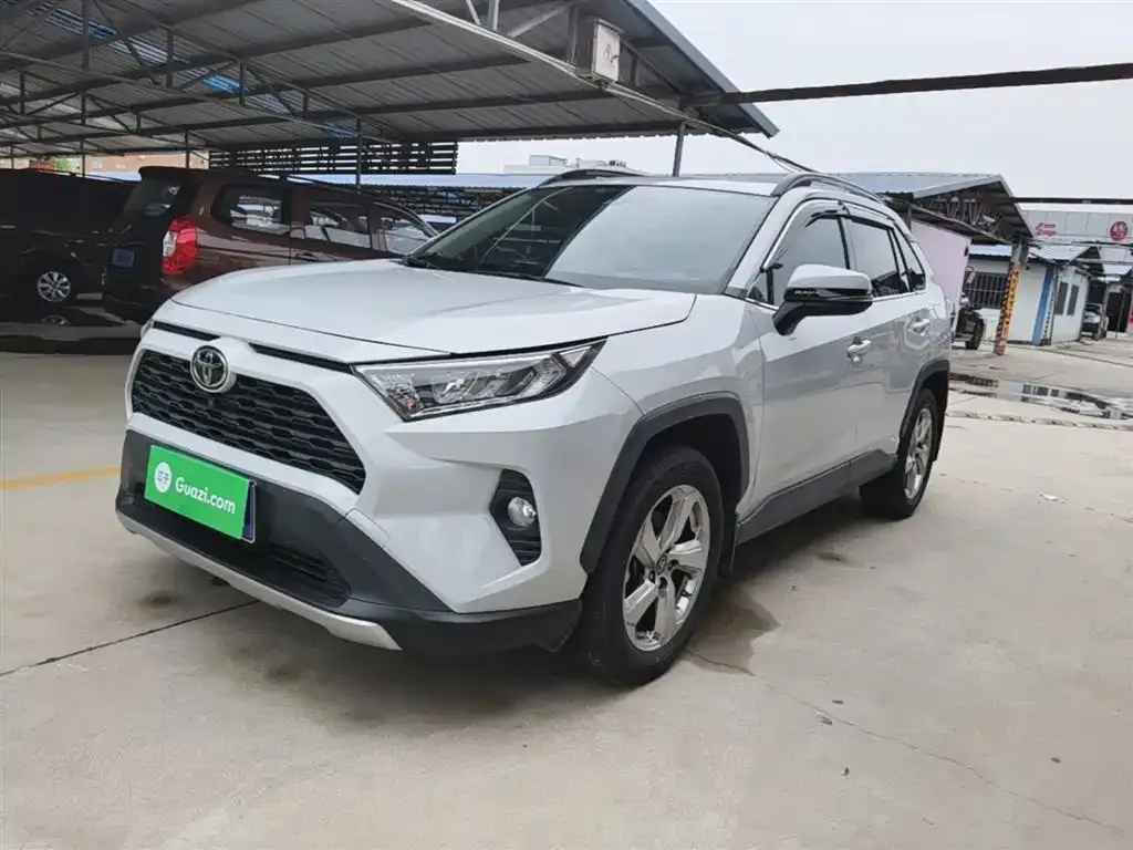 Toyota RAV4 — фото 1
