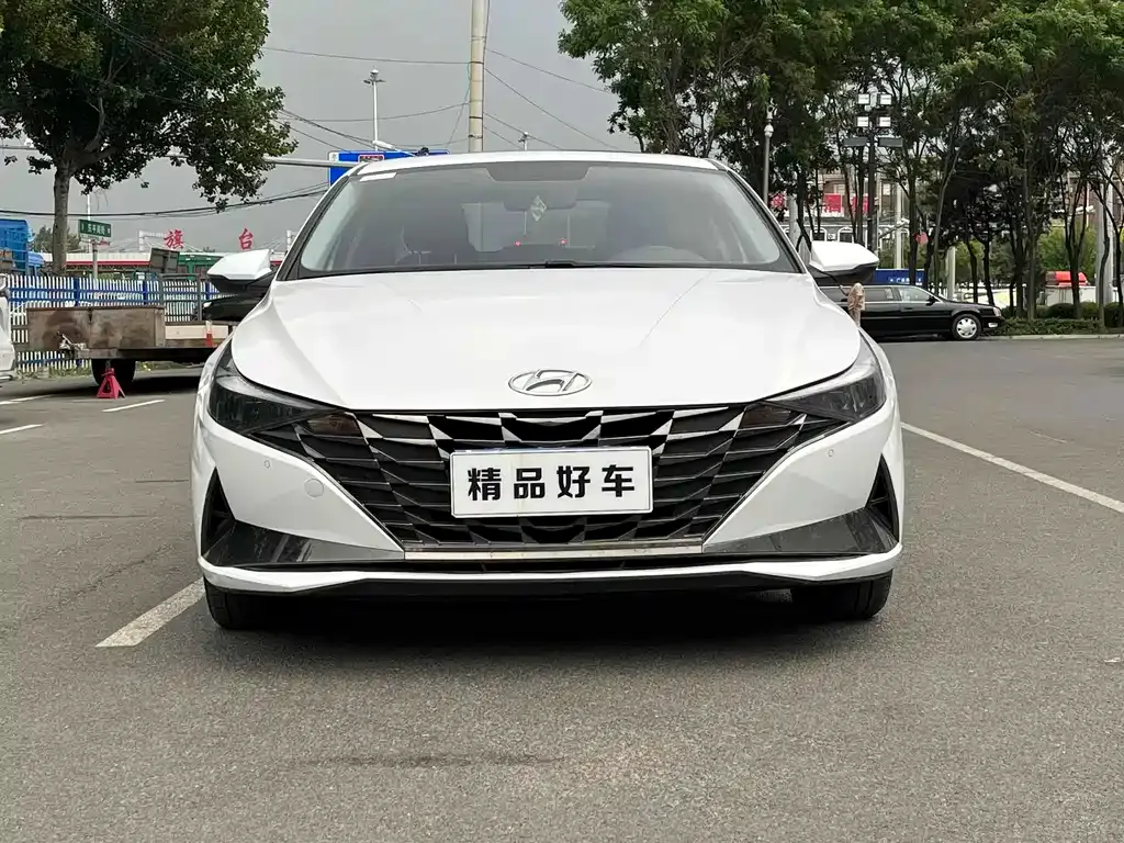 Hyundai Elantra — фото 1