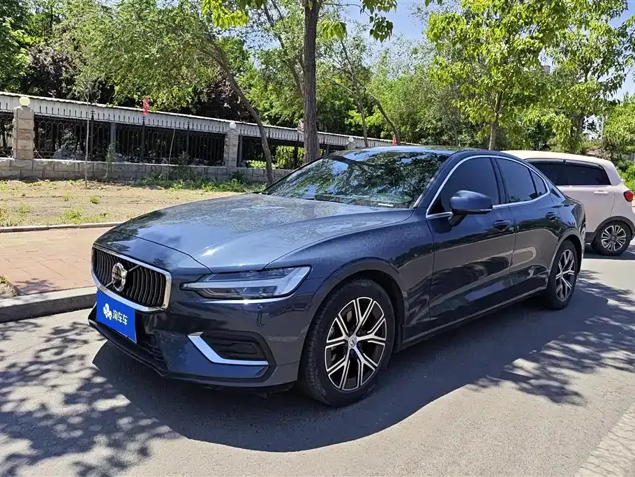 Volvo S60 — фото 1