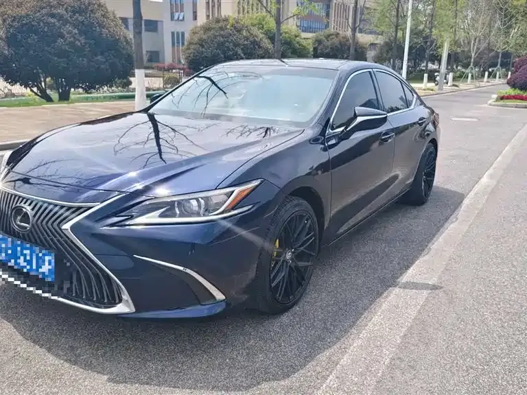 Lexus ES — фото 1