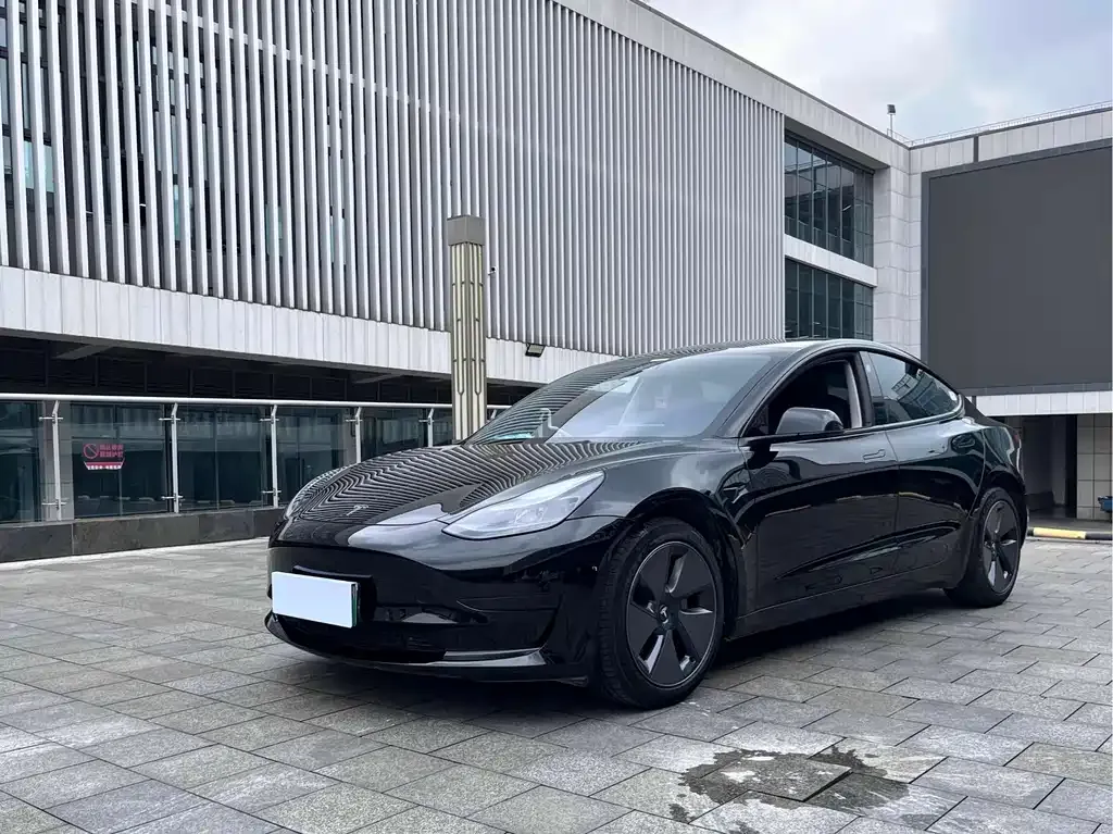 Tesla Model 3 — фото 1