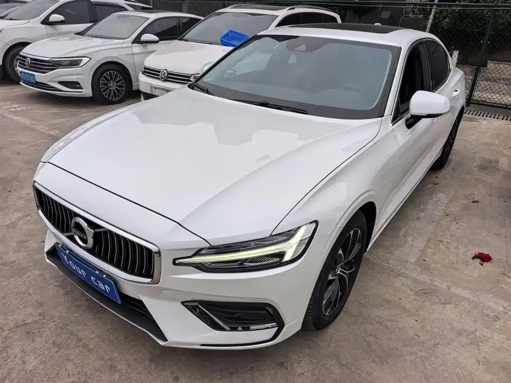 Volvo S60 — фото 1
