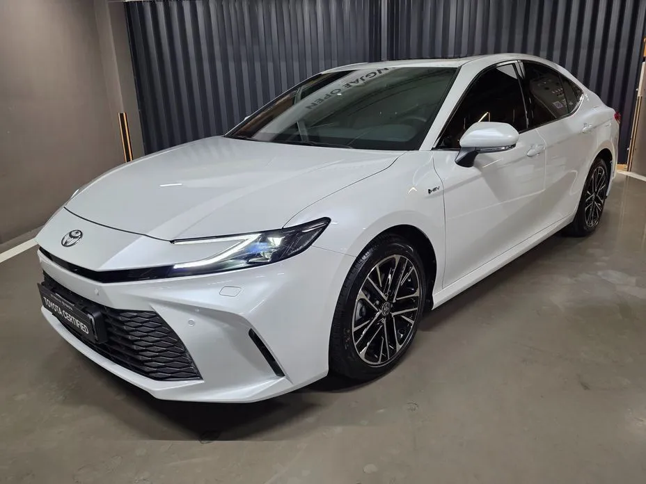Toyota Camry — фото 1