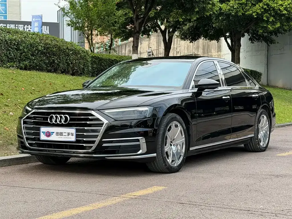 Audi A8 — фото 1
