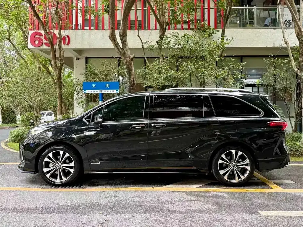 Toyota Granvia — фото 10