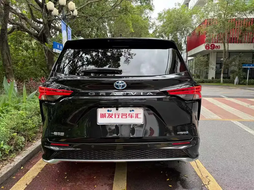 Toyota Granvia — фото 7
