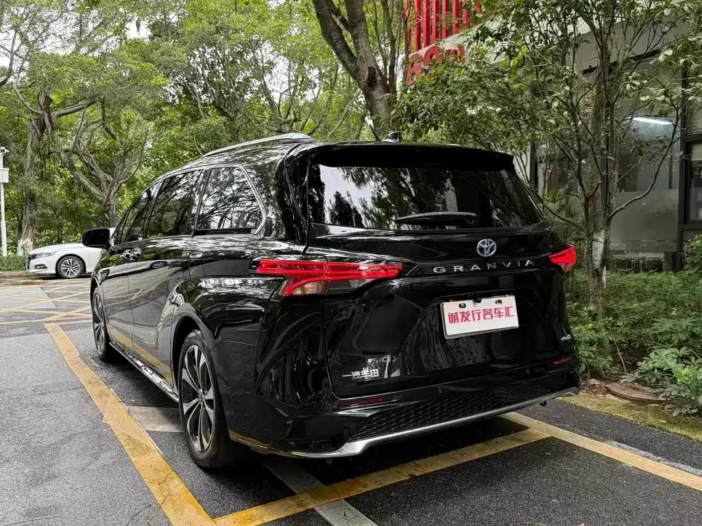 Toyota Granvia — фото 5