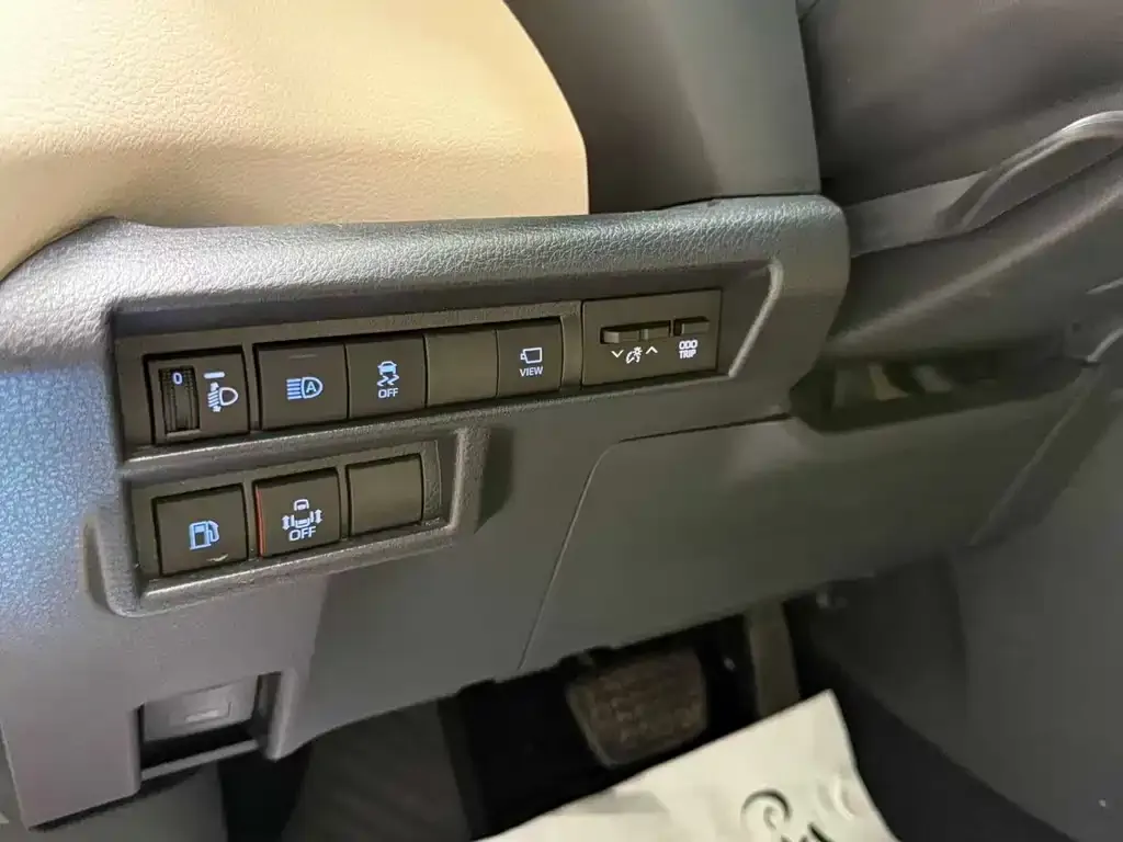 Toyota Granvia — фото 3