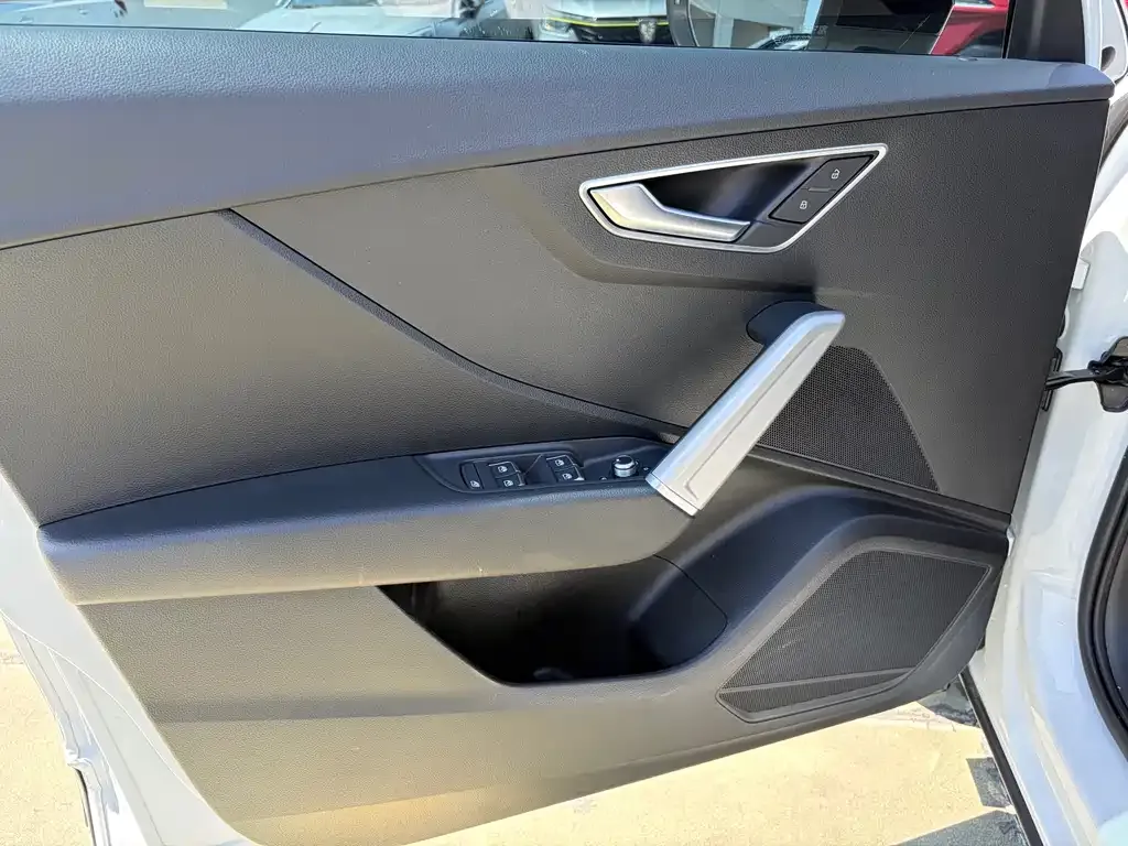 Audi Q2L — фото 7
