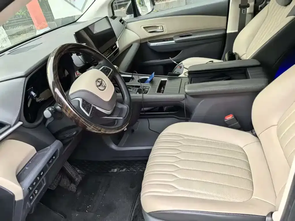 Toyota Sienna — фото 8