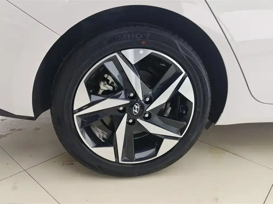 Hyundai Elantra — фото 7