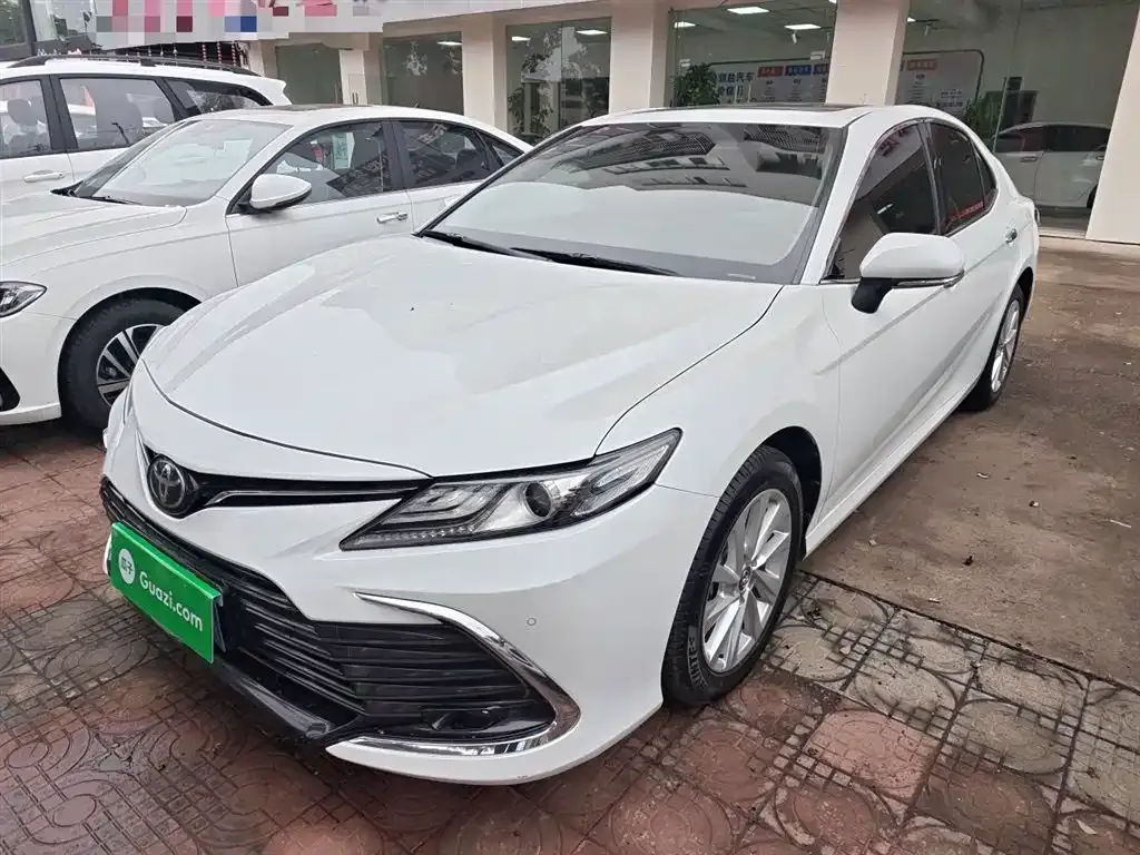 Toyota Camry — фото 1