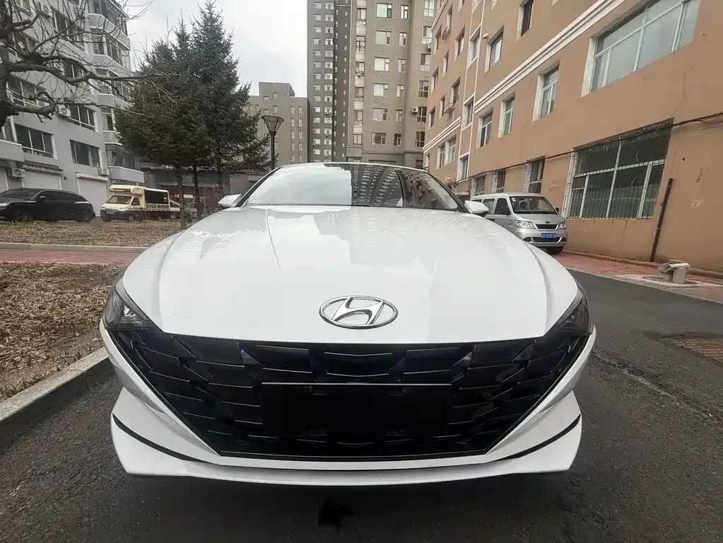 Hyundai Elantra — фото 1