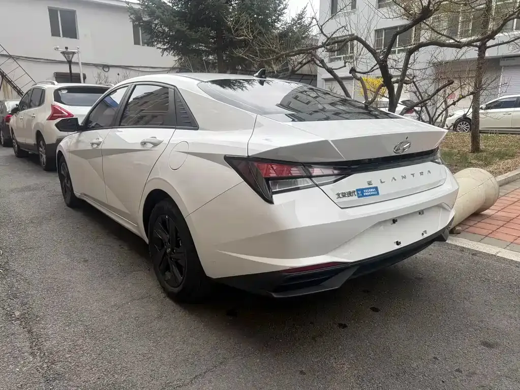 Hyundai Elantra — фото 3