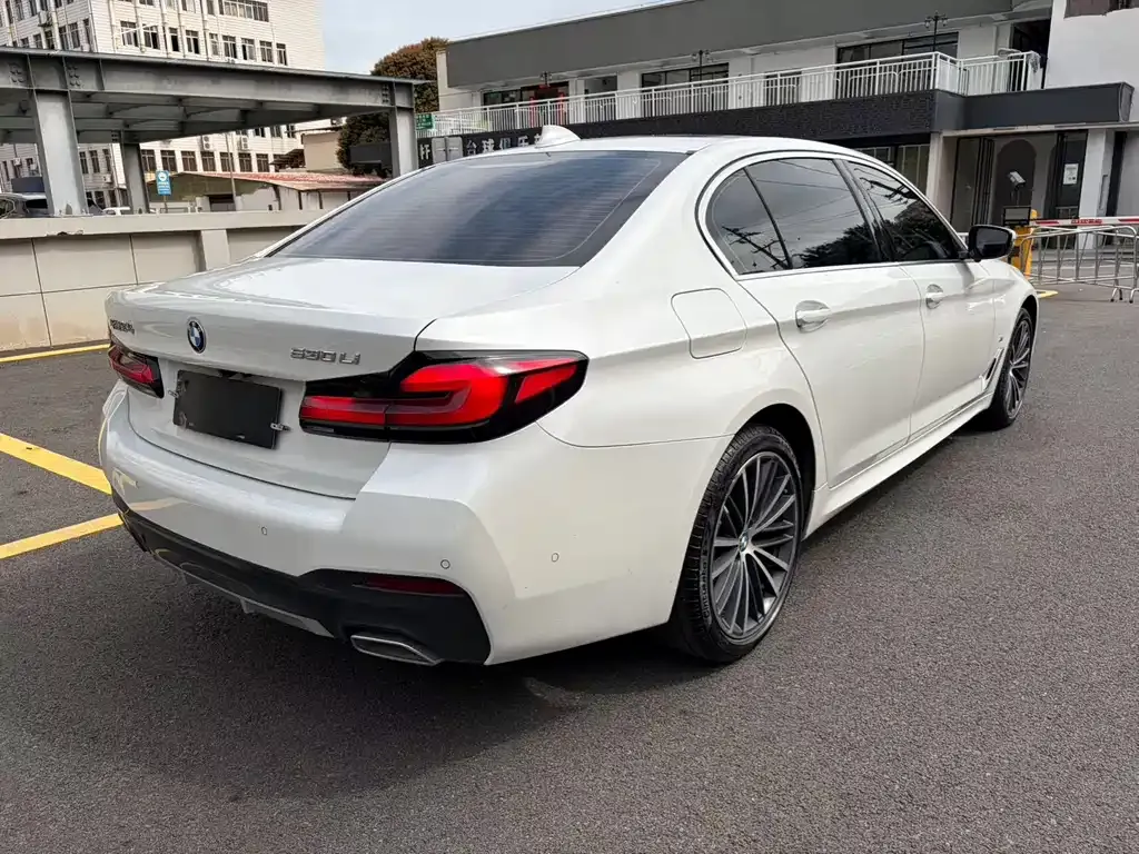 BMW 5 Series — фото 9