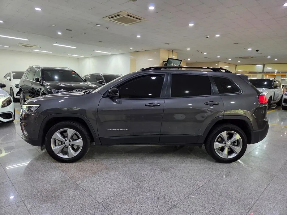 Jeep Cherokee — фото 8