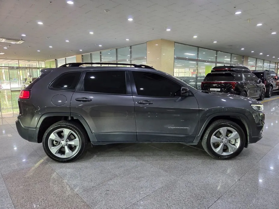 Jeep Cherokee — фото 7