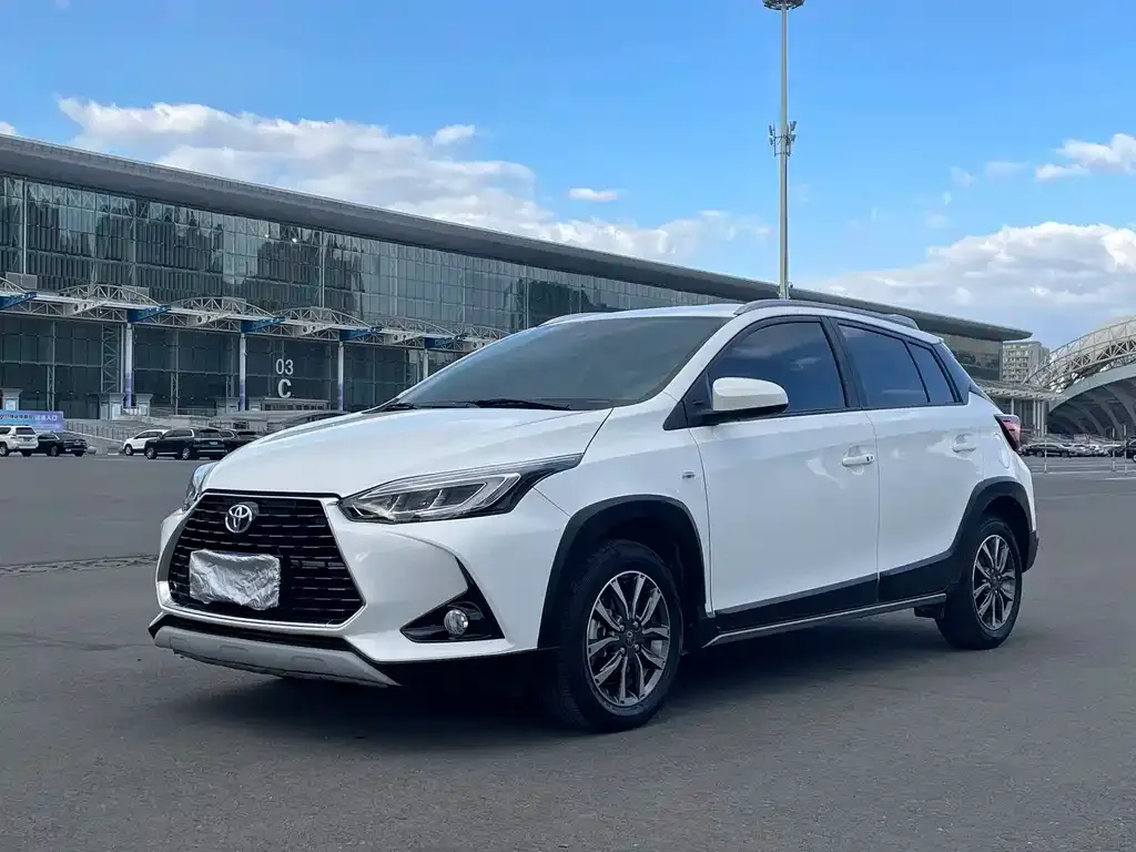 Toyota Yaris L — фото 1