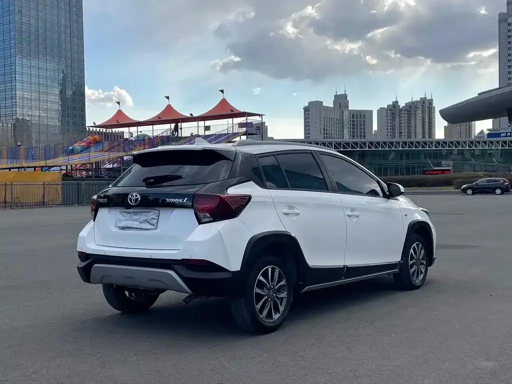 Toyota Yaris L — фото 3