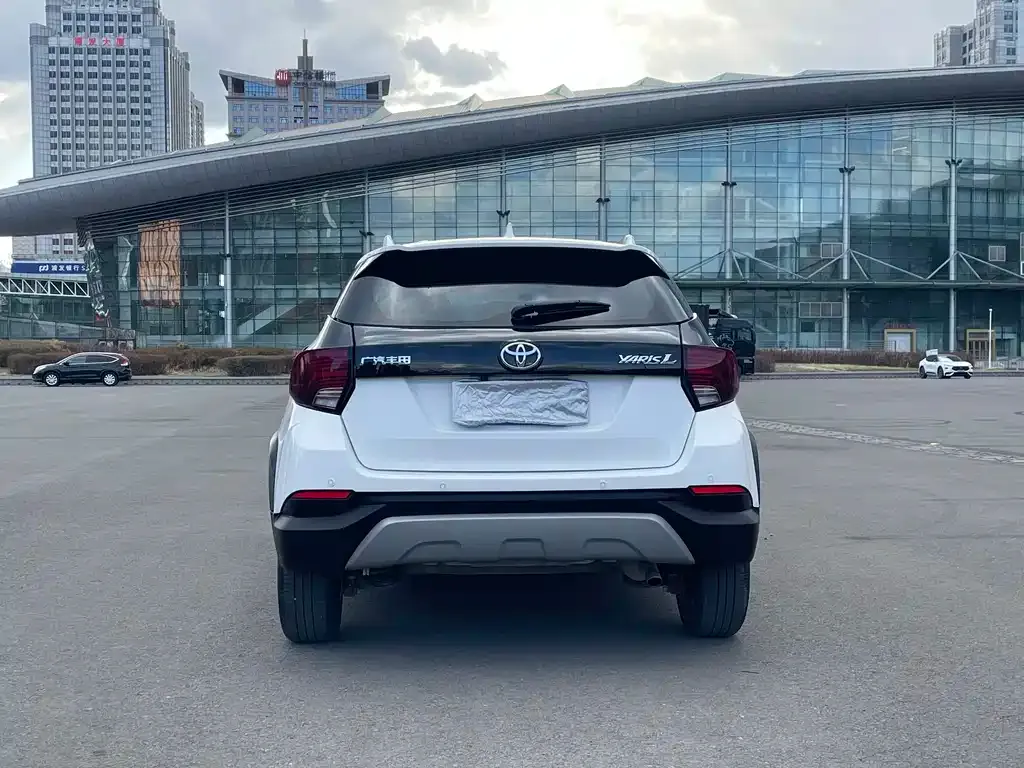 Toyota Yaris L — фото 7